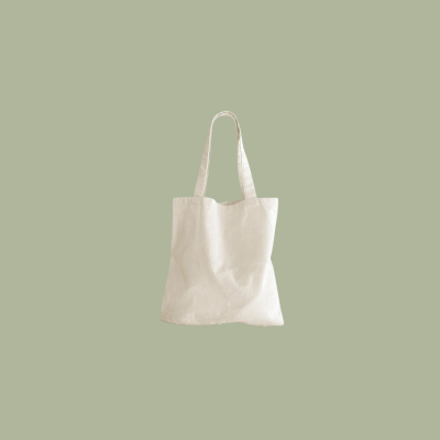 Saco de pano branco com alças longas em fundo cinza esverdeado