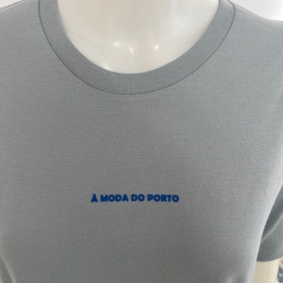 Camisola cinzenta clara com texto azul À MODA DO PORTO no centro frontal