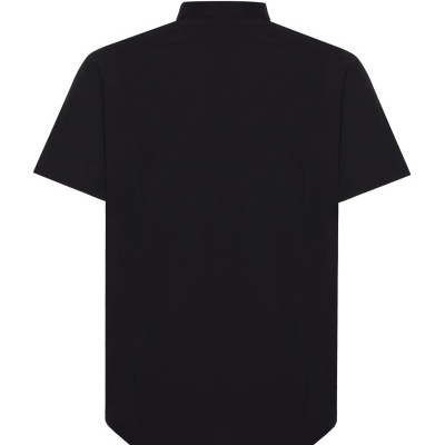 Camisa preta de manga curta vista de costas.