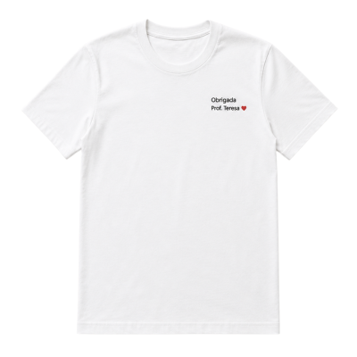 T-shirt branca de manga curta com texto Obrigada Prof. Teresa e coração vermelho no peito