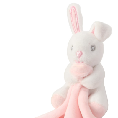 Pelúcia coelho branco e rosa segurando cobertor rosa