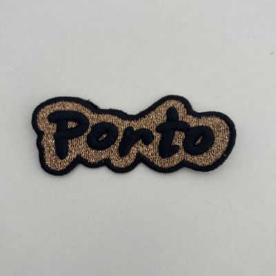 Patch bordado com a palavra Porto em letras pretas sobre fundo dourado