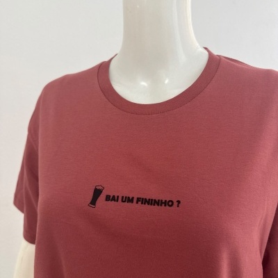 T-shirt cor tijolo com estampa preta e texto na frente