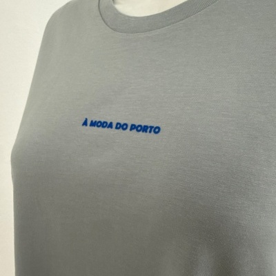 T-shirt cinza clara com texto azul À MODA DO PORTO no peito