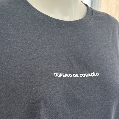 T-shirt cinza escuro com frase branca TRIPEIRO DE CORAÇÃO