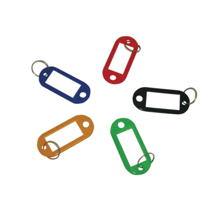 Cinco porta-chaves coloridos com etiquetas e anilhas metálicas