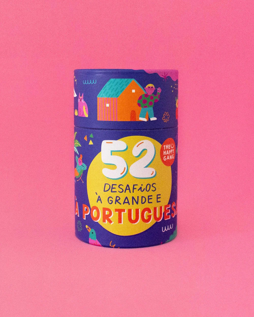 52 Desafios à Grande e à Portuguesa Happy Gang Caixa cilíndrica azul com ilustrações coloridas e texto '52 Desafios à Grande e Portuguesa'