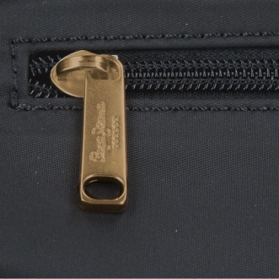Puxador de fecho éclair dourado com inscrição Pepe Jeans em tecido preto
