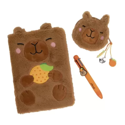 Caderno peludo castanho com figura de urso, bolsa redonda igual e caneta laranja.