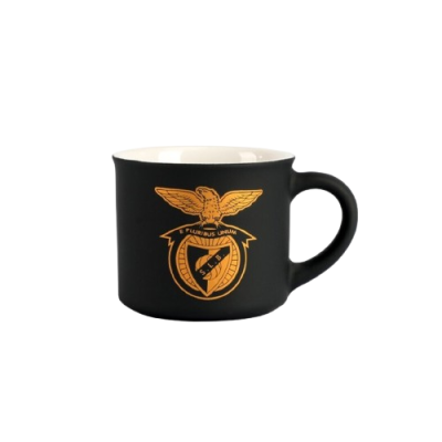 Caneca preta de cerâmica com emblema dourado e texto