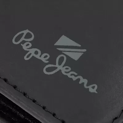 Produto em couro preto com logo Pepe Jeans cinza claro e costura preta