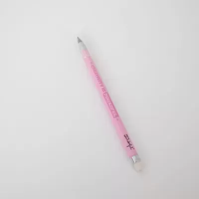 Lápis cor de rosa com texto e borracha em fundo branco