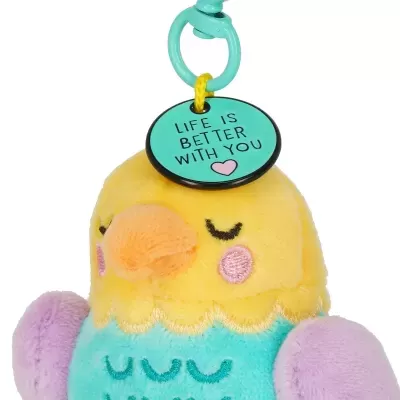 Pendente de peluche em forma de pássaro colorido com etiqueta com texto