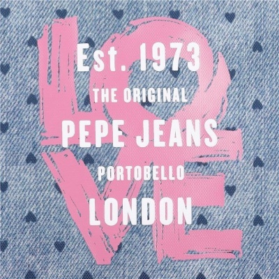 Tecido ganga azul com padrão de corações e texto branco e rosa da Pepe Jeans.