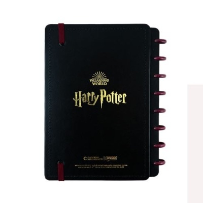 Caderno preto Harry Potter com texto dourado e fecho elástico vermelho