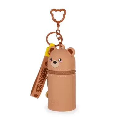 Estojo com formato de urso castanho claro com fecho éclair e alça decorativa com texto
