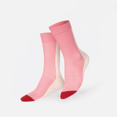 Meias rosa com biqueira vermelha e calcanhar/bege com pontos cor-de-rosa