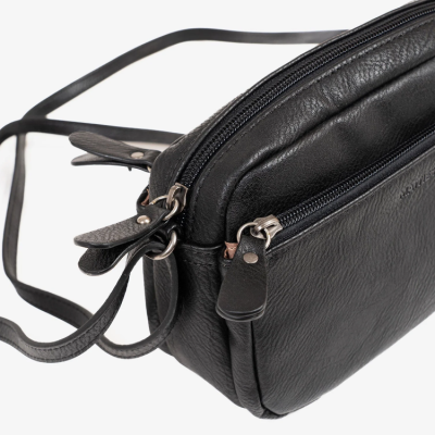 Mala preta em pele sintética com fechos de correr e alças finas