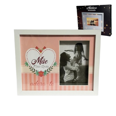 Moldura branca iluminada com fotografia e texto dedicado à mãe.