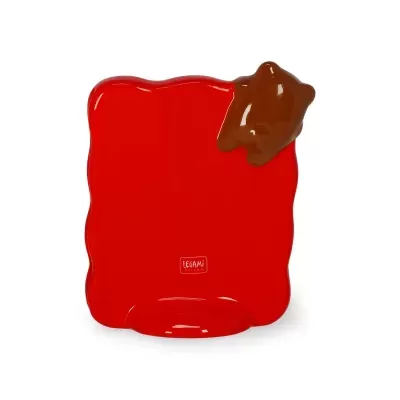 Prato decorativo vermelho com urso castanho e texto LEGAMI MILANO