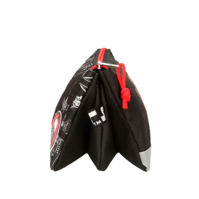 Estojo trifold preto com fecho vermelho e detalhes brancos visto de lado