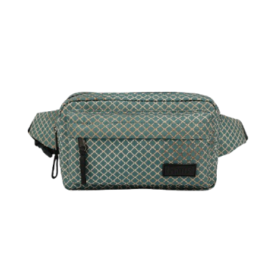 Bolsa de cintura verde-azulada com padrão de losangos em bege e fechos pretos