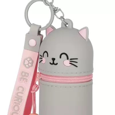Porta-chaves em silicone com cabeça de gato cinzento e fita rosa com texto