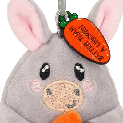 Porta-chaves de pelúcia em forma de burro cinzento com orelhas cor-de-rosa e etiqueta laranja