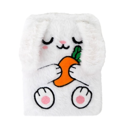 Capa branca de pelúcia com desenho bordado de coelho a segurar cenoura.