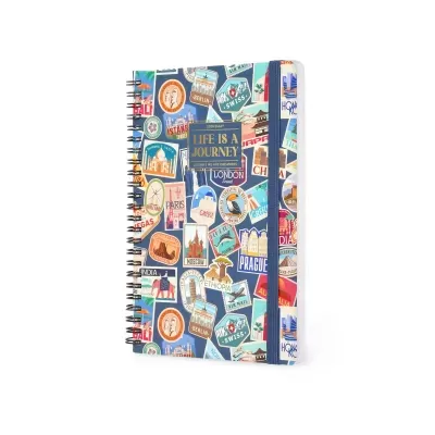 Caderno com capa decorada por etiquetas de viagens e elástico azul