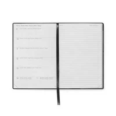 Agenda semanal preta aberta com fita marcador