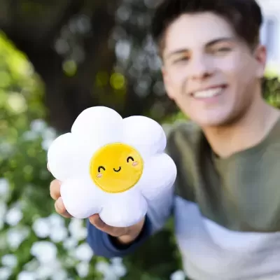Flor decorativa branca com centro amarelo feliz em cerâmica