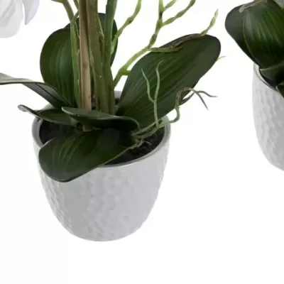 Vaso branco cerâmico texturizado com planta artificial folhas verdes e flores brancas