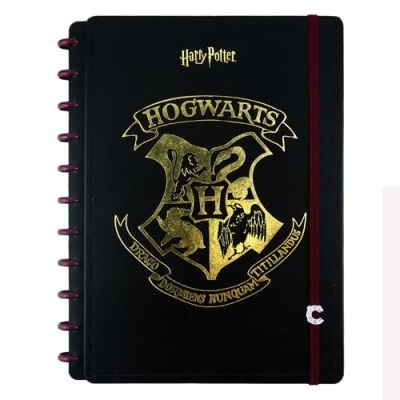 Caderno preto com brasão dourado de Hogwarts e elástico vermelho