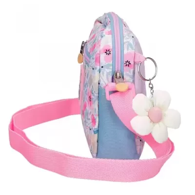 Mala pequena com padrão floral e alça rosa com chaveiro de flor.