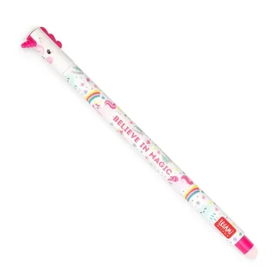 Caneta branca decorada com unicórnios e arco-íris com texto BELIEVE IN MAGIC e tampa em forma de cabeça de unicórnio