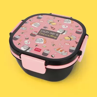 Marmita preta e rosa com tampa decorada com gatos em sushi e texto em inglês
