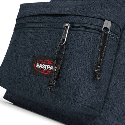 Mochila ou bolsa de tecido azul-escuro com fecho zip e etiqueta Eastpak