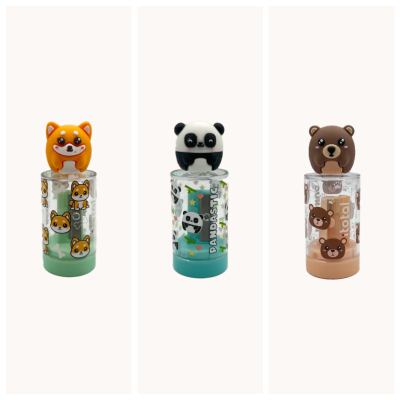 Três garrafas transparentes com tampas de animais: raposa, panda e urso