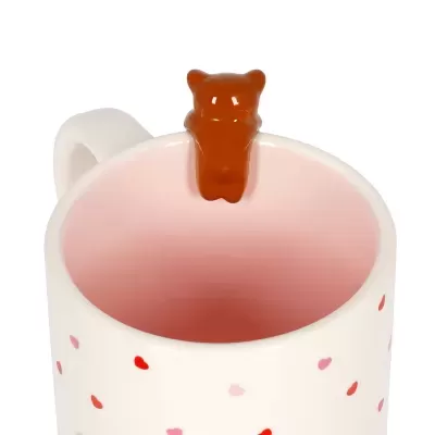 Caneca branca com corações e urso marrom na borda