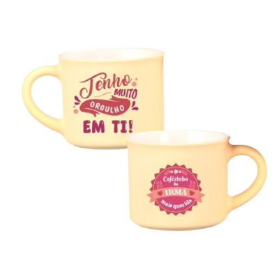 Duas canecas amarelas claras com frases em rosa sobre orgulho e irmã mais querida.