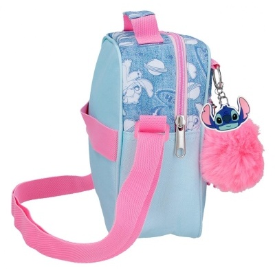 Mochila pequena azul com alça e fecho rosa, pendente pompom rosa e figura azul