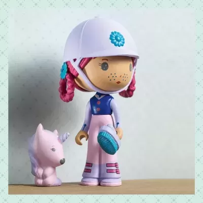 Figura de brinquedo com capacete branco e unicórnio rosa em fundo claro
