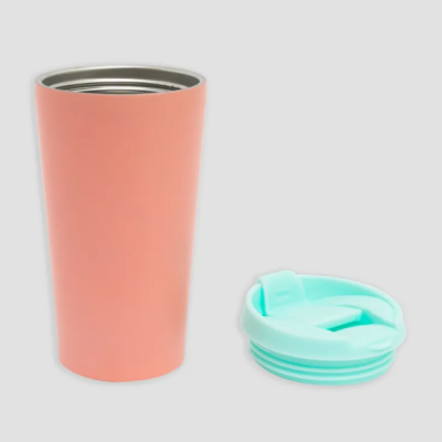 Copo térmico rosa claro com tampa azul claro separada