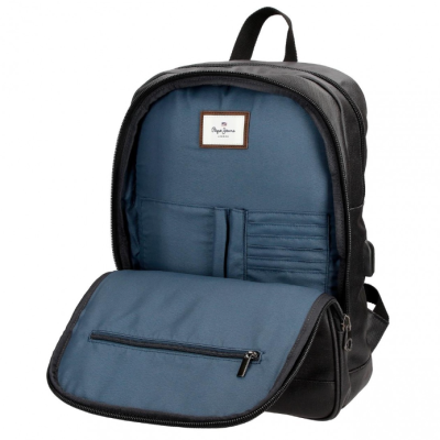 Mochila preta aberta a mostrar o interior azul com bolso zipado e etiqueta Pepe Jeans