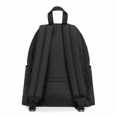 Mochila preta vista de trás com alças acolchoadas