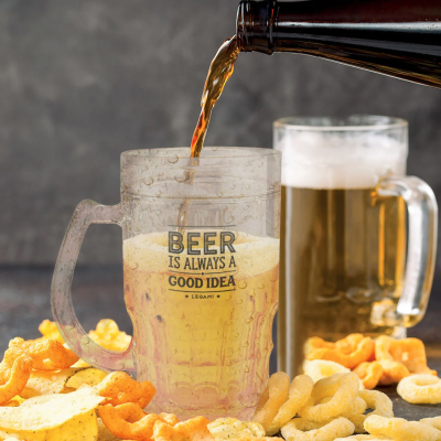 Canecas de cerveja transparentes com petiscos salgados e texto numa delas