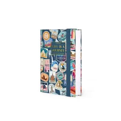 Caderno capa dura azul com autocolantes de viagens vintage e texto LIFE IS A JOURNEY