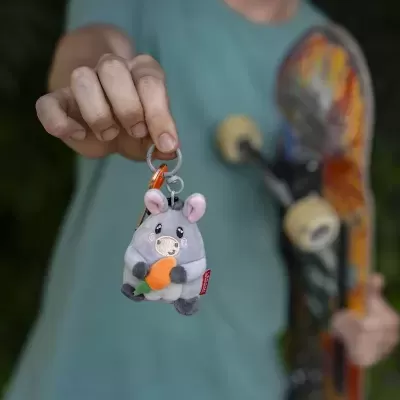 Porta-chaves de peluche em forma de rato cinzento com cenoura