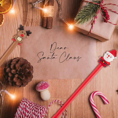 Carta de Natal Dear Santa Claus com enfeites natalícios sobre mesa de madeira